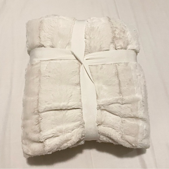 Indigo Cozy Cabin Faux Fur Throw 50” x 60” - Picture 10 of 16